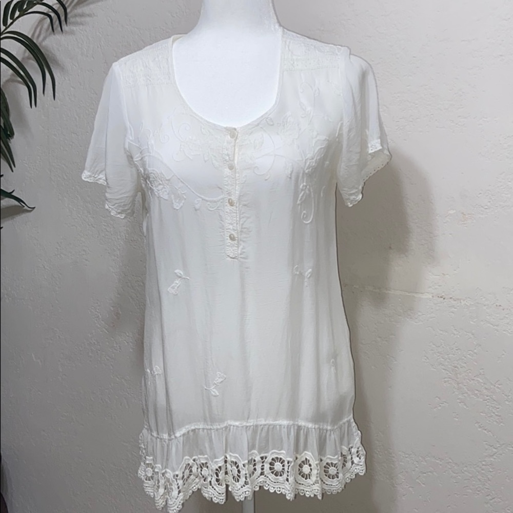 Johnny Was white embroidered short sleeve top.